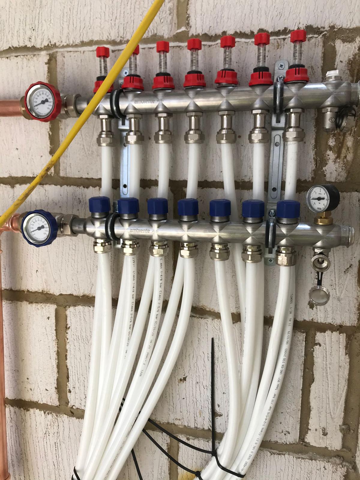 Underfloor heating manifold with flow meters